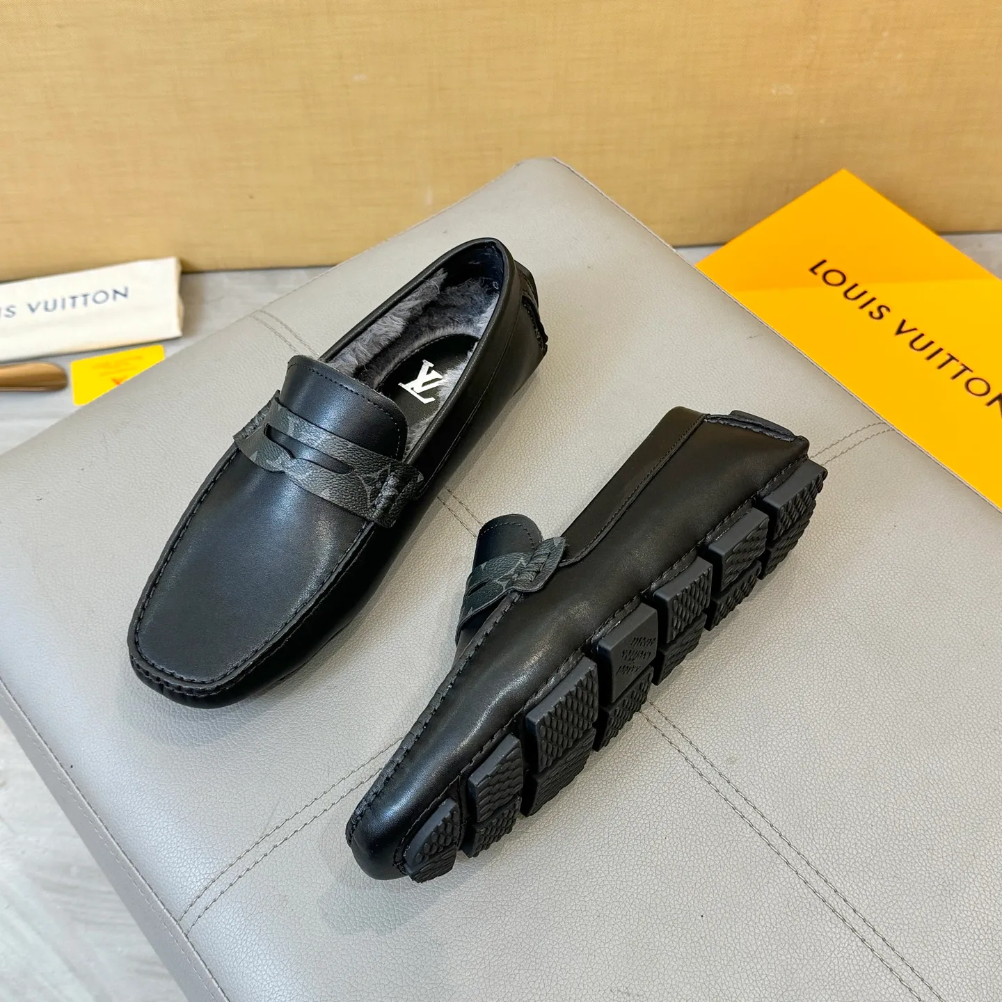Factory price: 460💰【LV】Autumn and winter style fur integrated 2025 men's beanie shoes (top version on the market) calfskin ➕real wool lining original packaging. Size: 38-45